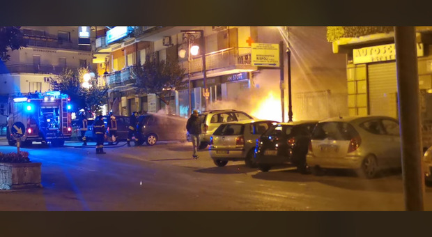 Auto in fiamme a Qualiano, indagano i carabinieri