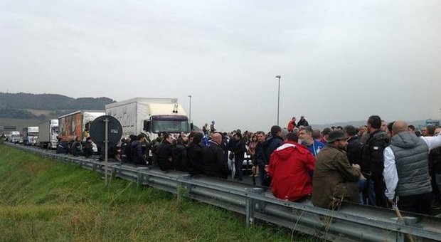 Terni, operai Ast bloccano l'A1 per tre ore: il ministero anticipa a oggi l'incontro con i sindacati