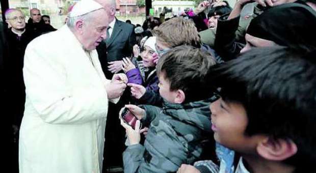 Papa Francesco in visita all'Aurelio: ​"Non allontanate i bambini dalla Chiesa"
