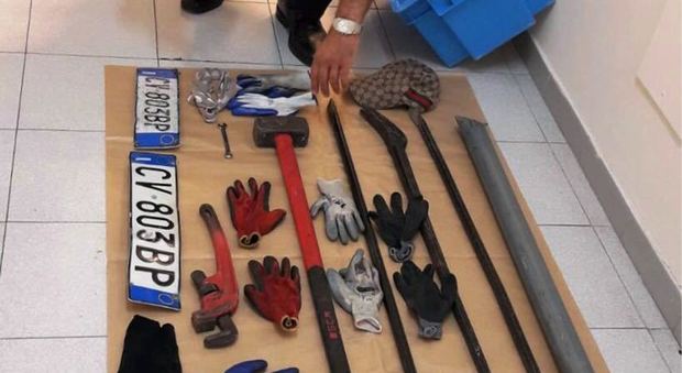 Speronano auto dei carabinieri dopo un doppio furto: arrestata banda di rapinatori rom