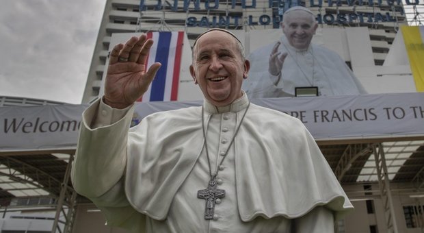 Pedofilia, Papa Francesco chiede a Facebook, Google e Amazon di proteggere i bambini