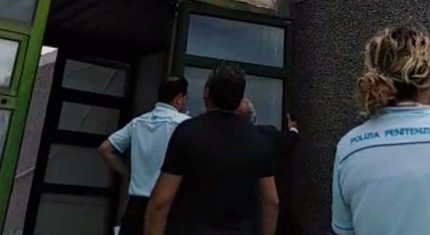 «Rivolta, poi botte e torture in cella», l'ira dei 57 agenti indagati a Caserta