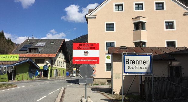 Renzi all'Austria: «Sul Brennero rispetti le regole, non c'è invasione di migranti»
