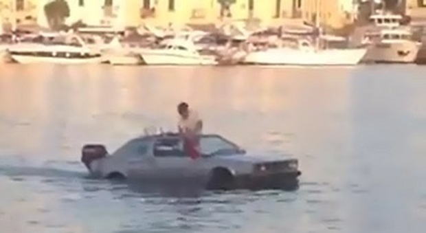 Un'auto naviga nel porto di Ischia il video diventa virale