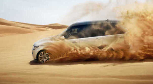 La quarta generazione di Range Rover impegnata sulle dune del deserto