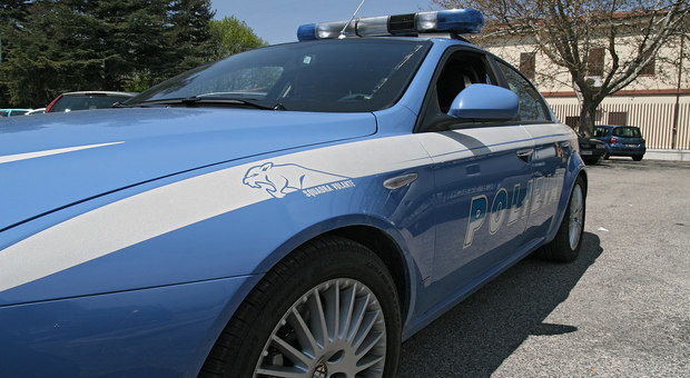 Roma, assalto a furgone spedizioni: autista in ostaggio, caccia alla banda