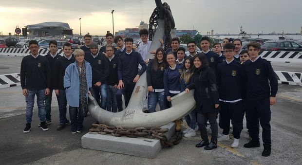 A lezione dai guardacoste, avventura in motovedetta per gli alunni del Nautico di Salerno