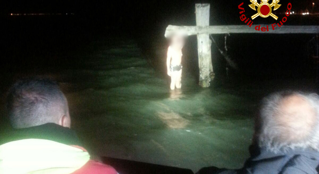 Venezia, cade dalla barca durante una tempesta: lo trovano dopo ore appeso a un palo