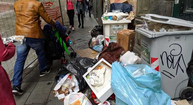 Napoli, via Duomo invasa da cumuli di rifiuti: «Non si riesce nemmeno a passare»