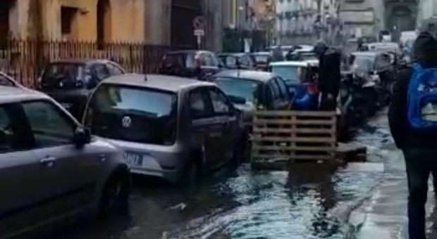 Napoli, fiume d'acqua su via Maddalena: paura tra i residenti