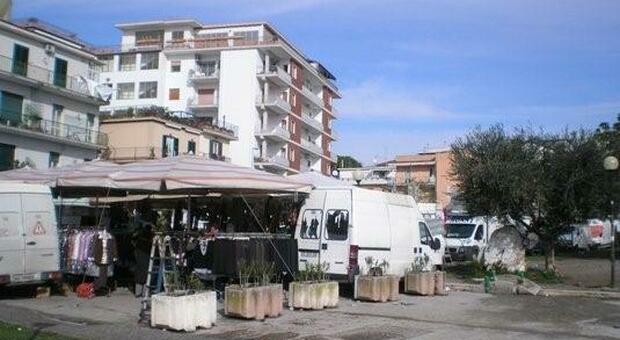 Pozzuoli, protesta degli ambulanti: «Il mercatino torni in via Roma»