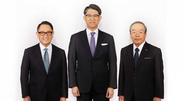 Al centro il 53enne Koji Sato che prenderà il posto di Akio Toyota (a sinistra). A destra Takeshi Uchiyamada, attuale direttore del CdA e il “padre” della Prius, di cui è previsto a l’addio