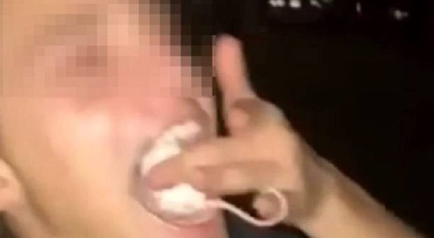 Studente ubriaco mastica e ingoia un topo vivo mentre gli altri ridono: la crudele sfida nel video sui social