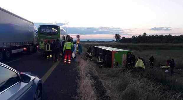 Bus della Flixbus si ribalta sull'A4 in provincia di Udine: 26 feriti, uno grave