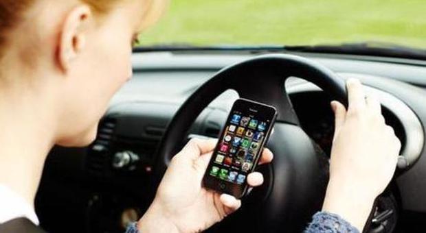 Basta messaggi quando si guida, arriva l'app che blocca il telefono