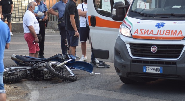 Sbanda ed esce di strada con la moto a Sezze, nell'incidente morto un uomo