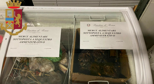 Roma, controlli al Casilino: multa di 4mila euro a un negozio per «gravi carenze igieniche» (foto Questura di Roma)