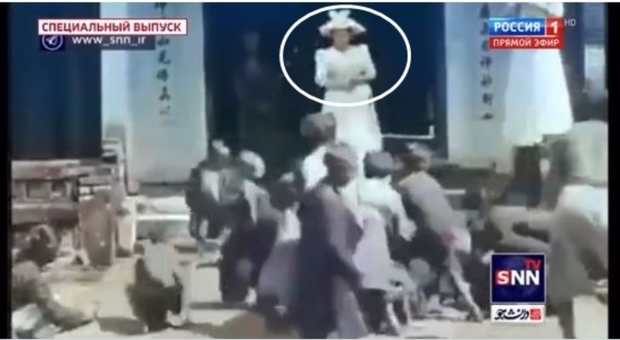 Regina Elisabetta lancia cibo ai bambini africani, il video (fake) trasmesso dalla tv russa