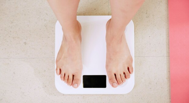Mamma obbliga la figlia a una dieta ferrea: «Non devi superare 47 chili». Condannata a 1 anno e 4 mesi