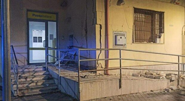 Botto nella notte in piazza: una bomba fa saltare per aria il bancomat nel Salento