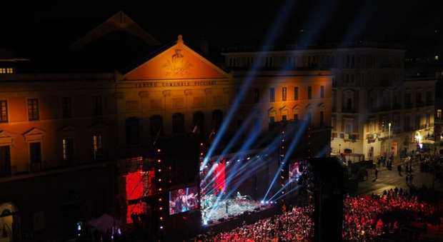 IL concertone di Capodanno di Bari, torna la diretta su Canale 5. L'annuncio del sindaco: la lista degli ospiti