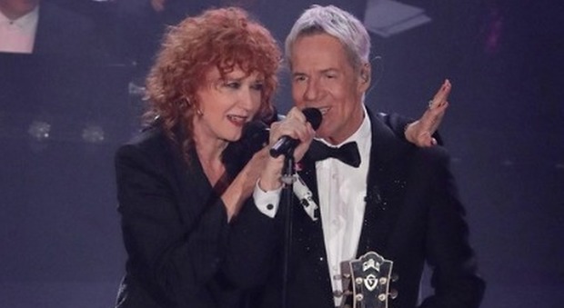 Sanremo 2019, Claudio Baglioni duetta con Fiorella Mannoia. Gli utenti di Twitter: «Ma quanto dura questo concerto?»