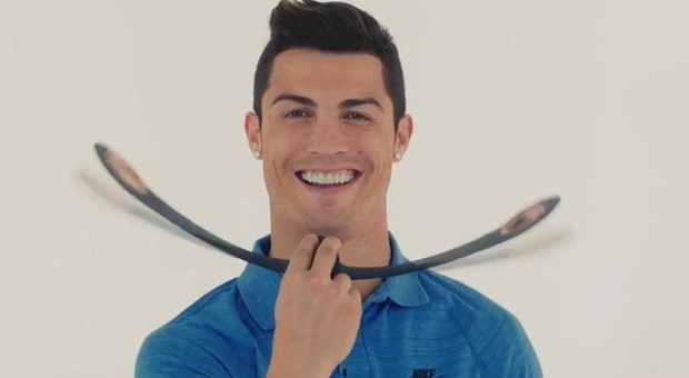 Cristiano Ronaldo e la ginnastica facciale Cr7 pubblicizza lo strano attrezzo giapponese