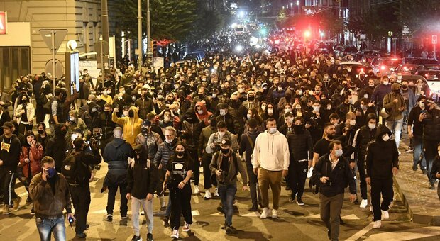 Coprifuoco a Napoli, la rivolta dei giovani: mille in strada, guerriglia con la polizia
