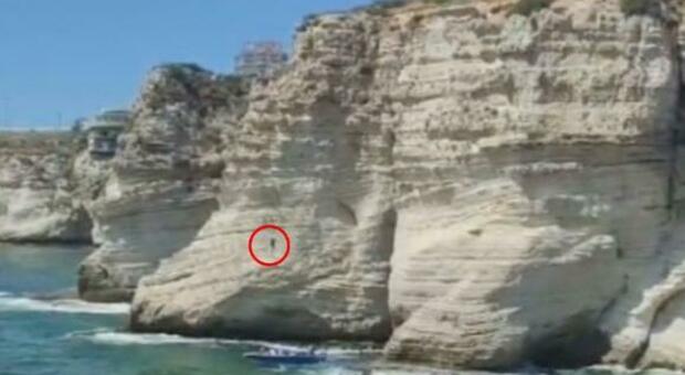 Tuffo dalla scogliera alta 36 metri, centra una barca e muore: il video choc