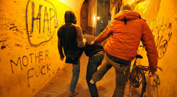 Salerno, guerra fra baby gang in città con bastoni e coltelli: 15 minorenni arrestati
