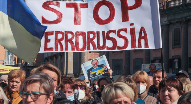 Fiaccolata di solidarietà con l'Ucraina nel piazzale della Reggia di Caserta