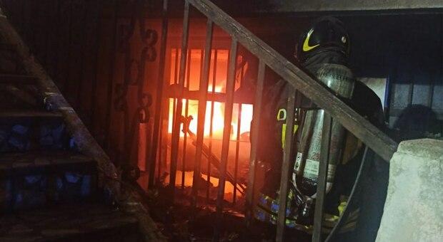 Incendio nel seminterrato, evacuate otto persone: struttura chiusa
