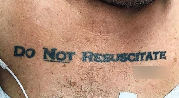 Miami, arriva in ospedale con scritta tatuata: «Non rianimare». Medici rispettano la sua volontà