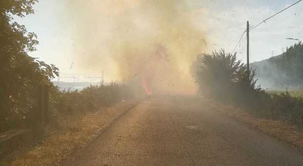 Incendio vicino ai binari, disagi sulla linea ferroviaria tra Sezze e Latina