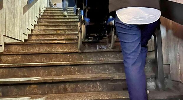L'odissea di un papà con figlio disabile in metro: «Costretto a trasportare la sedia a rotelle di peso»