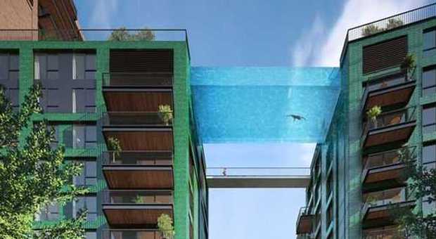 Londra, una piscina di vetro sospesa tra due palazzi: tuffo nel vuoto a 40 metri