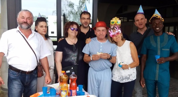 LA FESTA Adriano e gli amici della comunità di Sant'Egidio che domenica hanno celebrato i 50 anni dell'amico