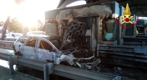 Auto prende fuoco al casello dell'autostrada: paura e danni