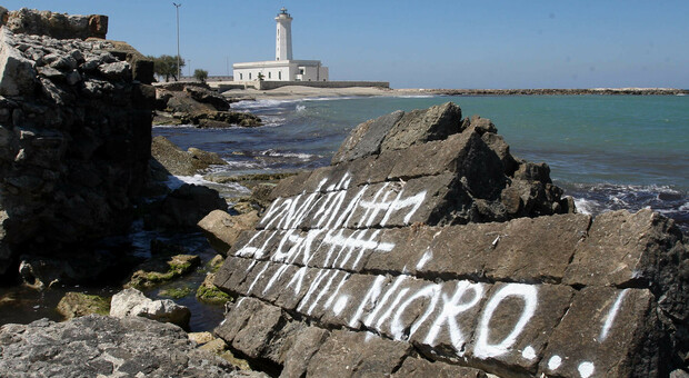 Molo di Adriano, via i graffiti da San Cataldo: dopo un anno l’intervento