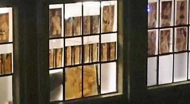Torino, donne nude per tappezzare le finestre del comando dei vigili: avviata indagine interna