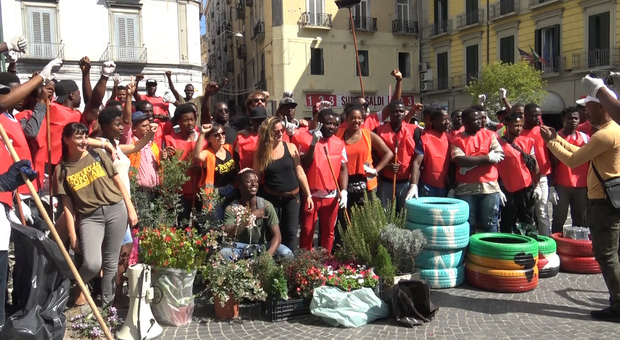 Migranti ripuliscono piazza Principe Umberto a Napoli: «La città è di chi la vive»