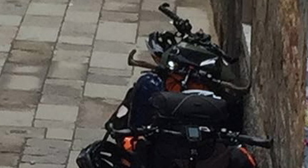 Venezia, turisti posteggiano la bici in una calle: 100 euro di multa