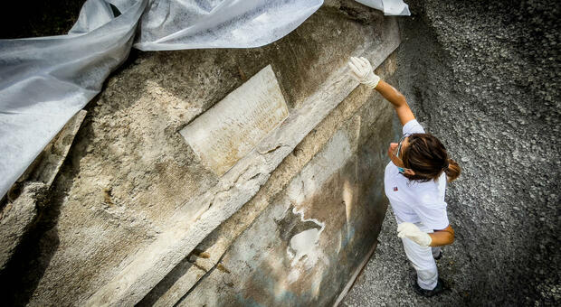 Scavi di Pompei, scoperta tomba che custodisce ancora un corpo semi-mummificato: mai vista una così