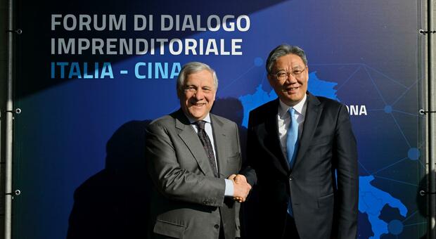 Il ministro Antonio Tajani con il collega del Commercio cinese, Wang Wentao