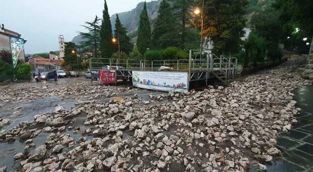 Temporali e grandinate, danni nel Sele Tanagro: invasa la piazza di Valva