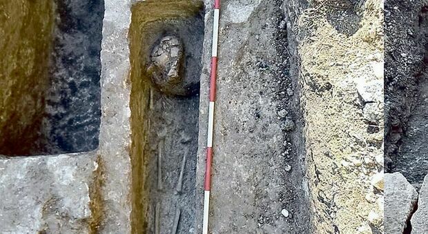 Durante gli scavi per la rete di energia elettrica spuntano tombe riferibili a periodo greco. Ecco dove