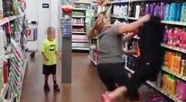 Indiana, lite tra donne al supermercato, madre ordina al figlio di 6 anni di picchiare: la reazione del bimbo è sconvolgente