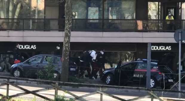 L'arresto di un balordo venerdì davanti alle Poste operato dai carabinieri
