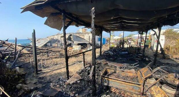 Incendio allo stabilimento “Jamaica” di Taranto: completamente bruciata la frescheria