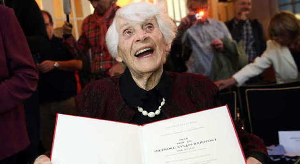 Ingeborg Syllm-Rapoport, col il dottorato a 102 anni